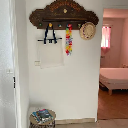 Appartement D'une A A 300 M De La Avec Vue Sur La Piscine Partagee Et Balcon Fréjus