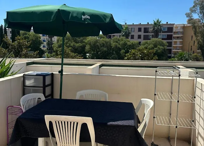 D'une A A 300 M De La Avec Vue Sur La Piscine Partagee Et Balcon Appartement Fréjus