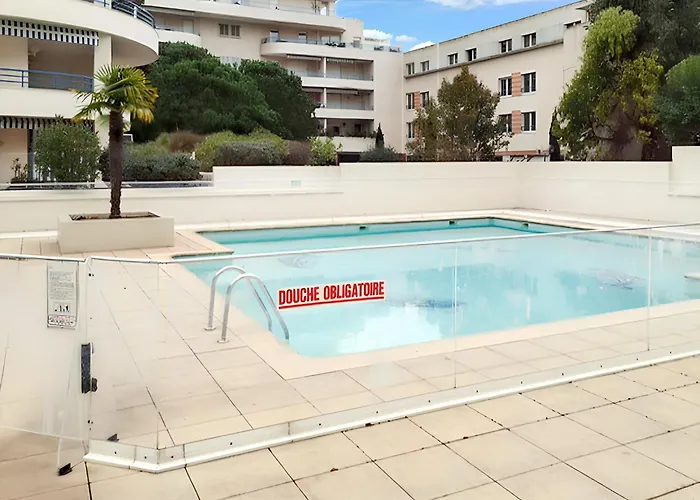 D'une A A 300 M De La Avec Vue Sur La Piscine Partagee Et Balcon Appartement Fréjus