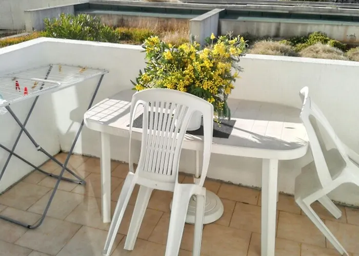 D'une A A 300 M De La Avec Vue Sur La Piscine Partagee Et Balcon Appartement Fréjus