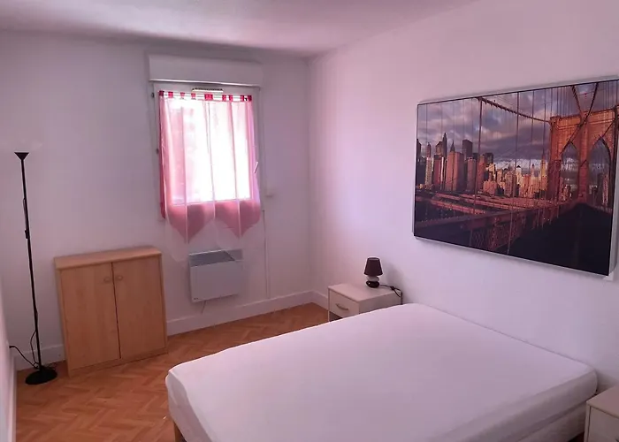 Appartement D'une A A 300 M De La Avec Vue Sur La Piscine Partagee Et Balcon Fréjus