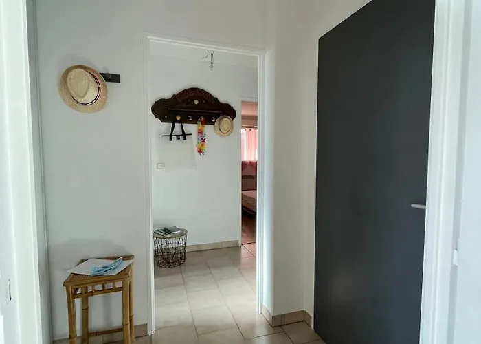 D'une A A 300 M De La Avec Vue Sur La Piscine Partagee Et Balcon