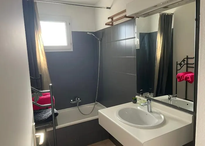 D'une A A 300 M De La Avec Vue Sur La Piscine Partagee Et Balcon Appartement Fréjus