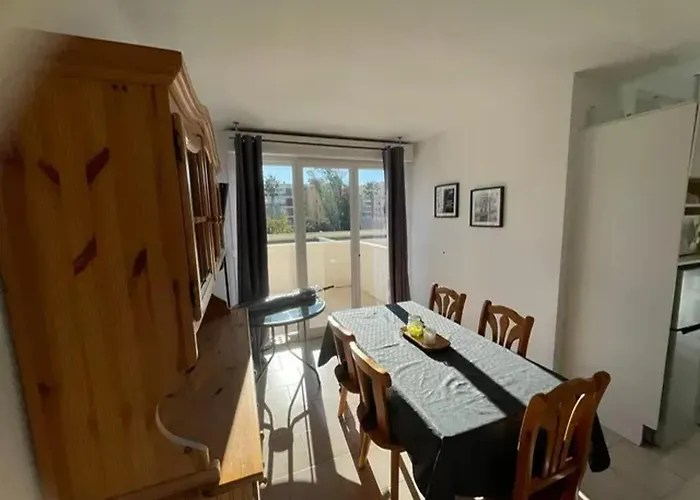 D'une A A 300 M De La Avec Vue Sur La Piscine Partagee Et Balcon